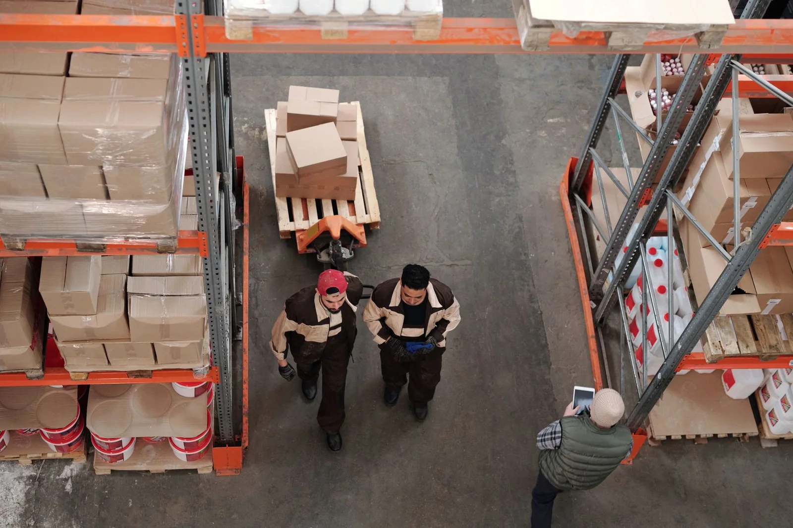 Actieve inboundoperatie met dozen en pallets in een warehouse
