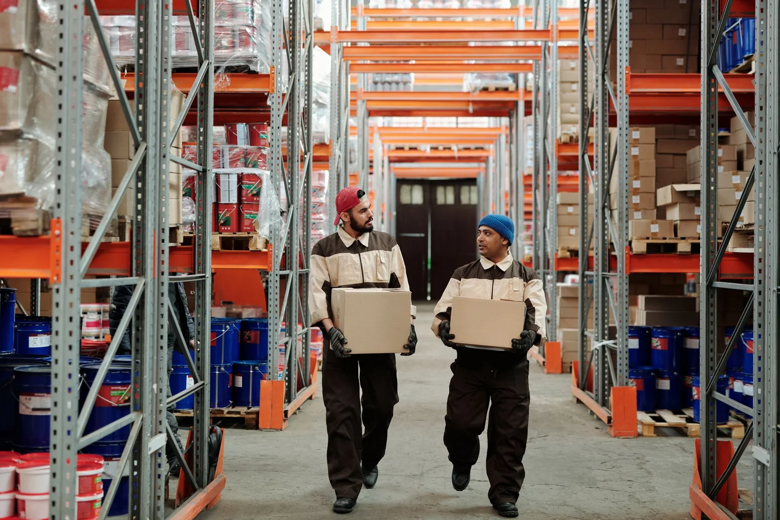 Logistiek team verplaatst dozen tussen magazijnstellingen